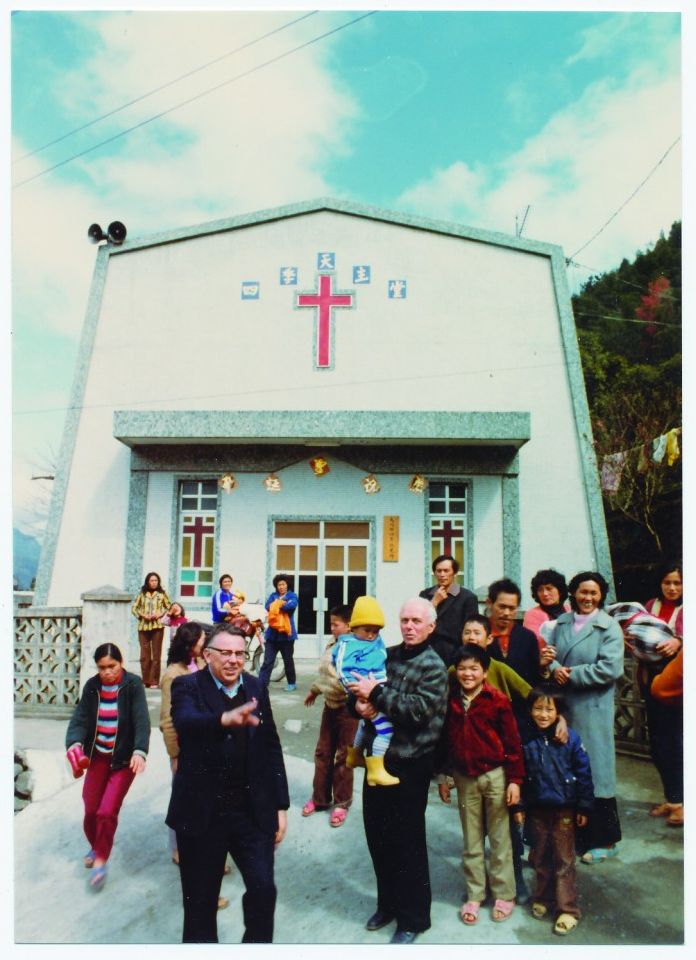 Parrocchia camilliana con gruppo di persone davanti all'ingresso della chiesa