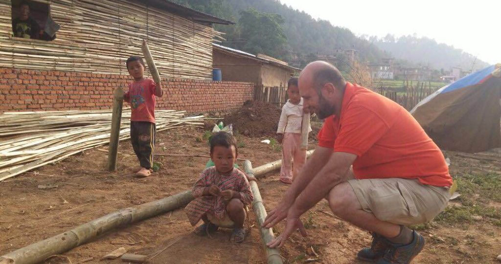 In Nepal tra le tende spuntano le prime case