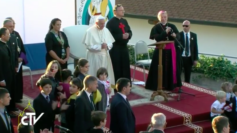 Papa-in-Georgia-incontro-operatori-carita-le-persone-povere-sono-la-carne-di-Cristo_articleimage