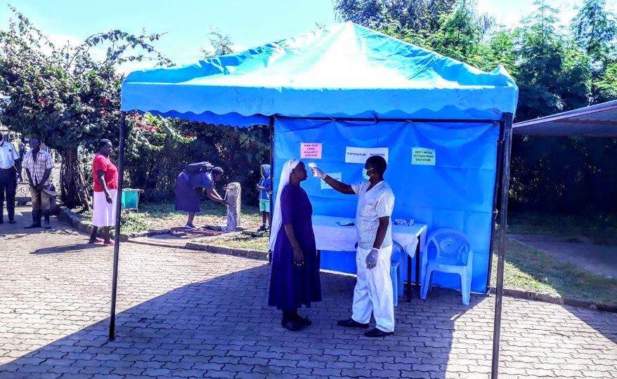 Tenda allestita all'entrata dell' Ospedale di Karungu