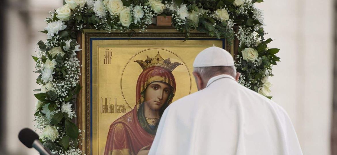 papa-franceco-davanti-a-maria-min