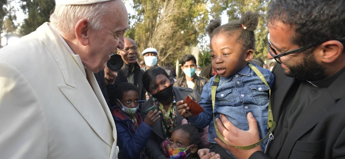 FotoVaticanMedia_Sirmigranti-scaled
