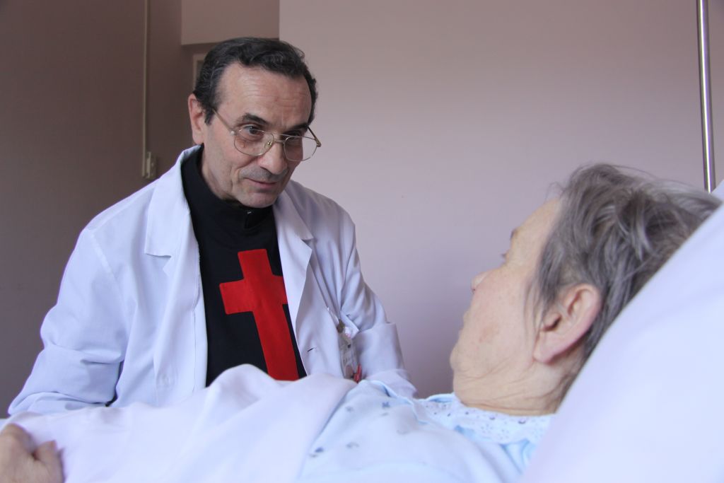padre camilliano visita un malato